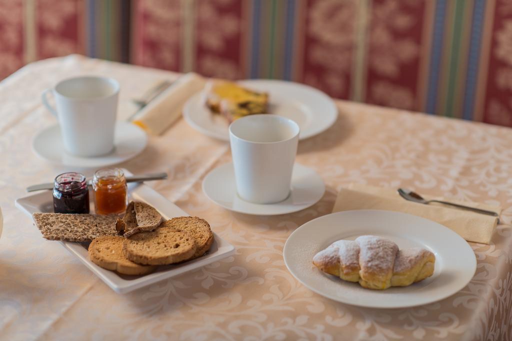Hotel Garni Hochgruber Brunico Ngoại thất bức ảnh